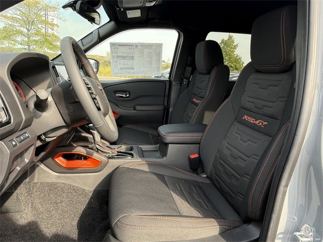 Nissan Frontier Vehicle Full-screen Gallery Image 18