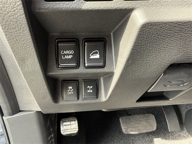 Nissan Frontier Vehicle Full-screen Gallery Image 19