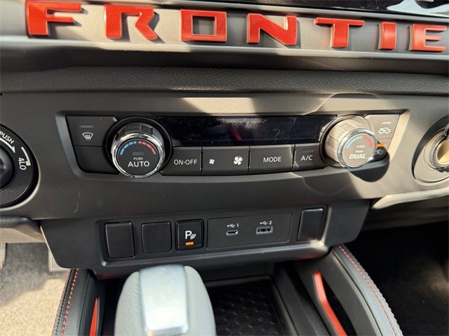 Nissan Frontier Vehicle Full-screen Gallery Image 22