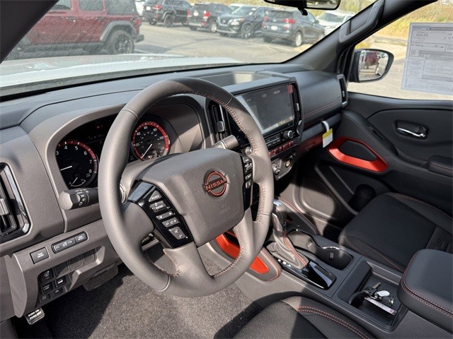 Nissan Frontier Vehicle Full-screen Gallery Image 28