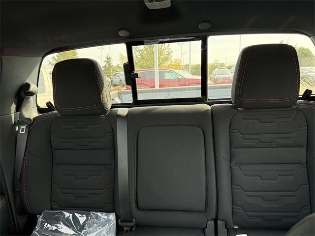 Nissan Frontier Vehicle Full-screen Gallery Image 29