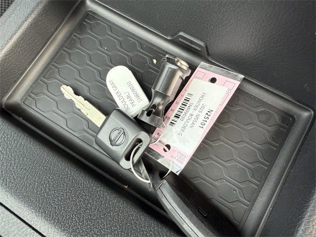 Nissan Frontier Vehicle Full-screen Gallery Image 30