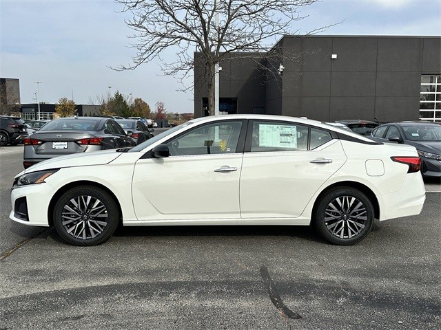 Nissan Altima Vehicle Full-screen Gallery Image 2