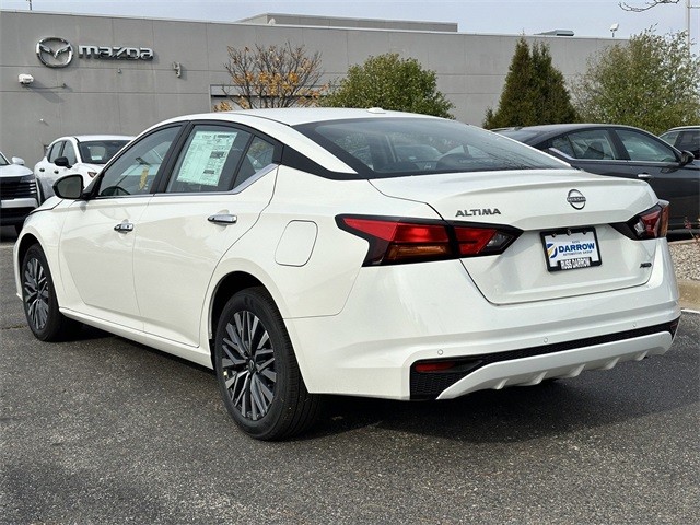 Nissan Altima Vehicle Full-screen Gallery Image 3