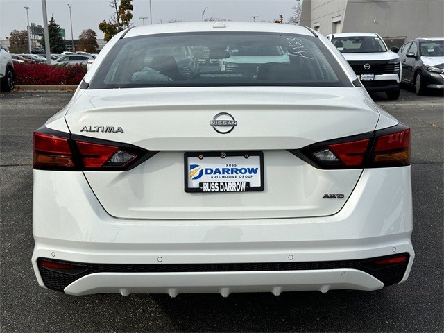 Nissan Altima Vehicle Full-screen Gallery Image 4