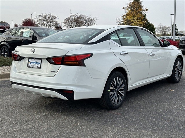 Nissan Altima Vehicle Full-screen Gallery Image 5