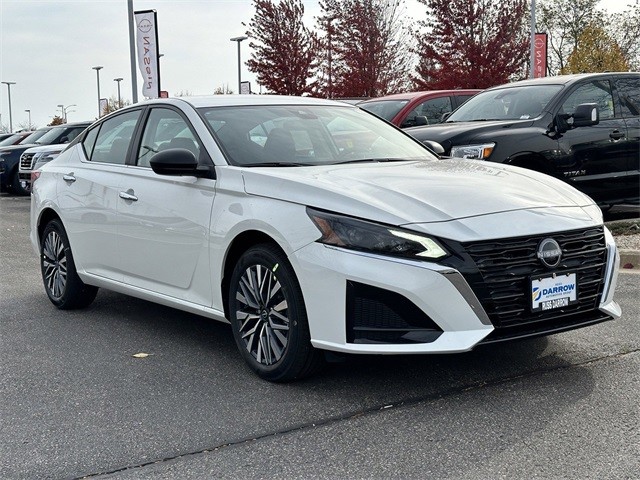 Nissan Altima Vehicle Full-screen Gallery Image 6