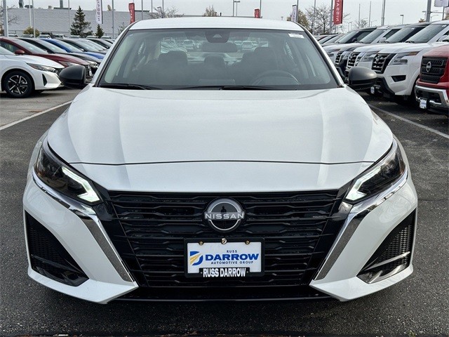 Nissan Altima Vehicle Full-screen Gallery Image 7