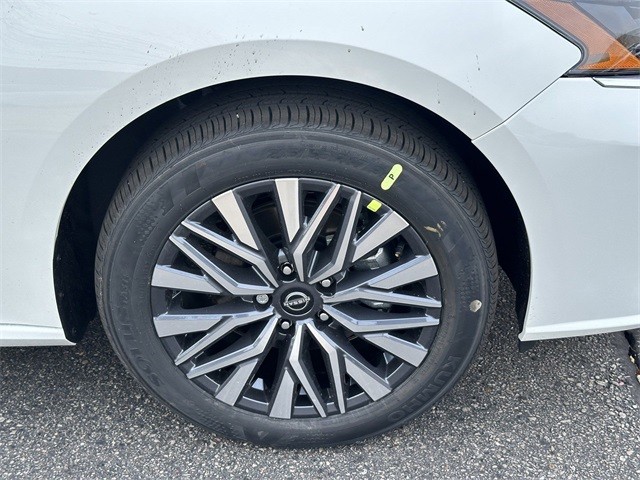 Nissan Altima Vehicle Full-screen Gallery Image 8