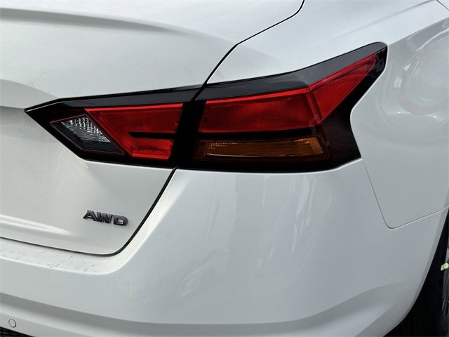 Nissan Altima Vehicle Full-screen Gallery Image 9