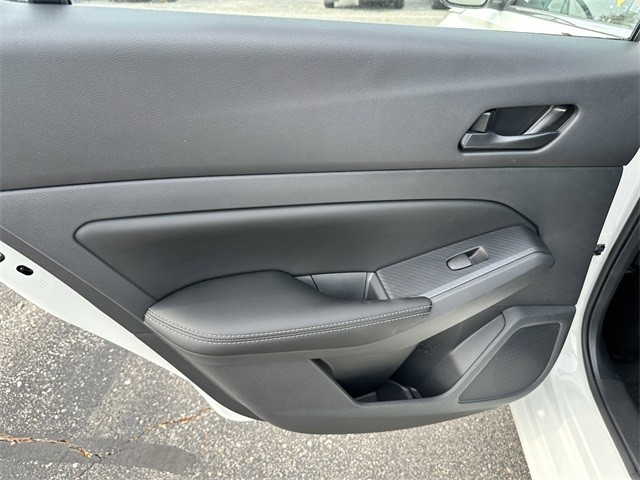 Nissan Altima Vehicle Full-screen Gallery Image 10