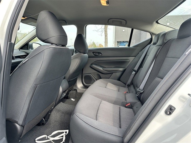 Nissan Altima Vehicle Full-screen Gallery Image 11