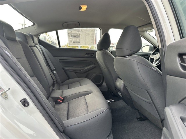 Nissan Altima Vehicle Full-screen Gallery Image 12