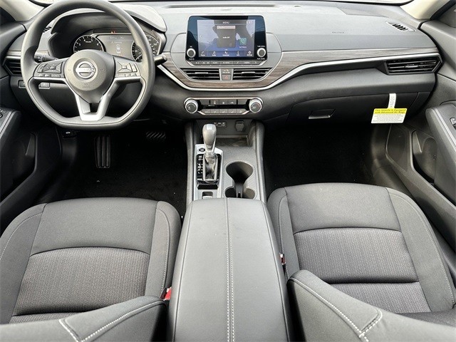 Nissan Altima Vehicle Full-screen Gallery Image 14