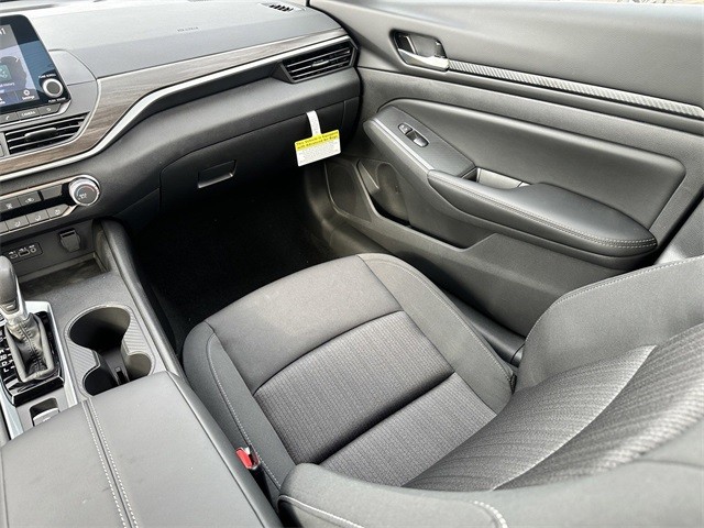 Nissan Altima Vehicle Full-screen Gallery Image 15