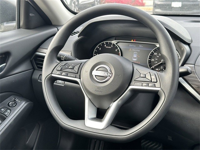 Nissan Altima Vehicle Full-screen Gallery Image 16