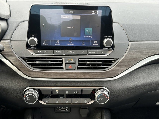 Nissan Altima Vehicle Full-screen Gallery Image 17