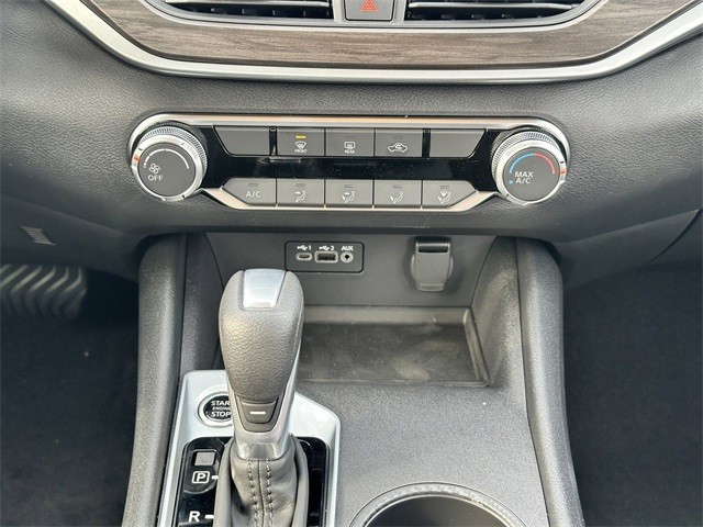 Nissan Altima Vehicle Full-screen Gallery Image 18