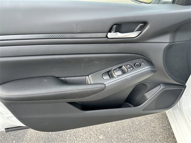 Nissan Altima Vehicle Full-screen Gallery Image 20