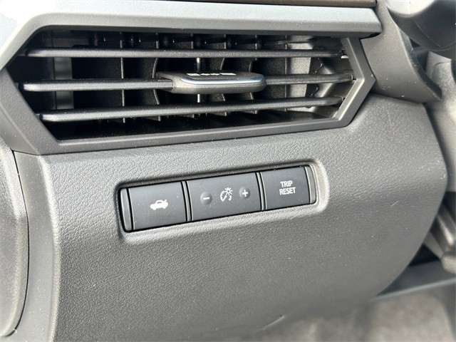 Nissan Altima Vehicle Full-screen Gallery Image 21