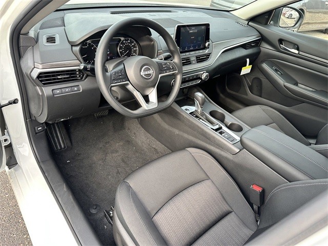 Nissan Altima Vehicle Full-screen Gallery Image 22