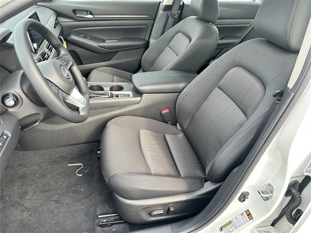 Nissan Altima Vehicle Full-screen Gallery Image 23