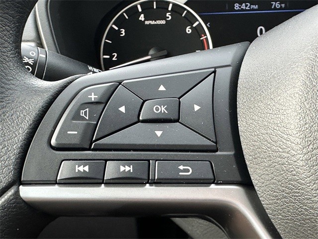 Nissan Altima Vehicle Full-screen Gallery Image 25