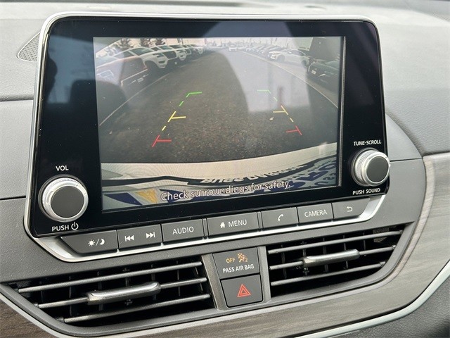 Nissan Altima Vehicle Full-screen Gallery Image 27