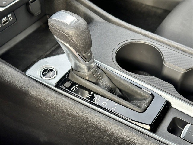 Nissan Altima Vehicle Full-screen Gallery Image 28