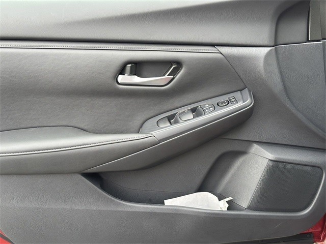 Nissan Sentra Vehicle Full-screen Gallery Image 12