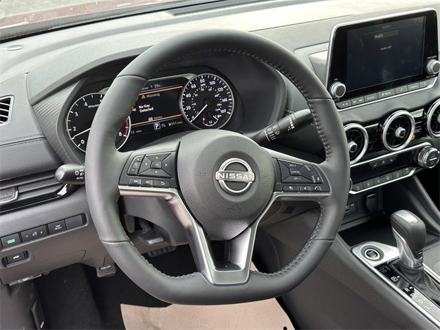 Nissan Sentra Vehicle Full-screen Gallery Image 14