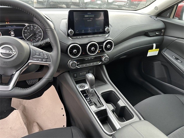 Nissan Sentra Vehicle Full-screen Gallery Image 18