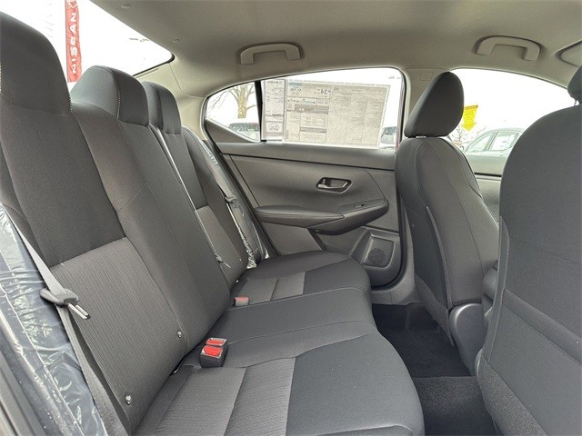 Nissan Sentra Vehicle Full-screen Gallery Image 24