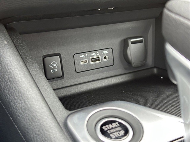 Nissan Sentra Vehicle Full-screen Gallery Image 27