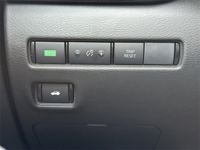 Nissan Sentra Vehicle Full-screen Gallery Image 28