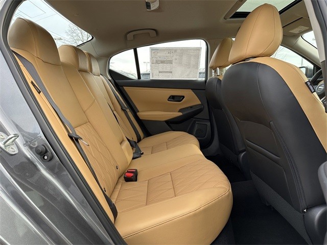 Nissan Sentra Vehicle Full-screen Gallery Image 25