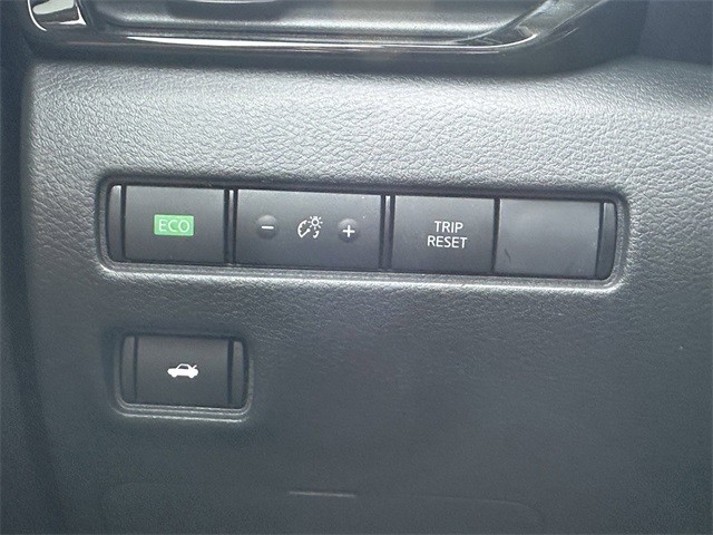 Nissan Sentra Vehicle Full-screen Gallery Image 29