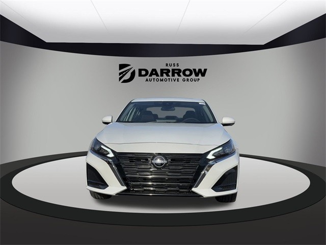 Nissan Altima Vehicle Full-screen Gallery Image 2