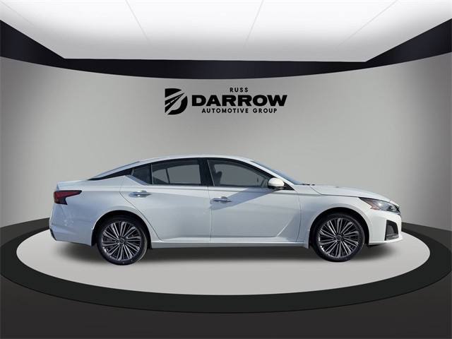 Nissan Altima Vehicle Full-screen Gallery Image 4