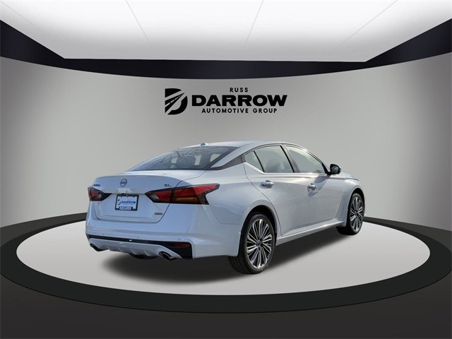 Nissan Altima Vehicle Full-screen Gallery Image 5