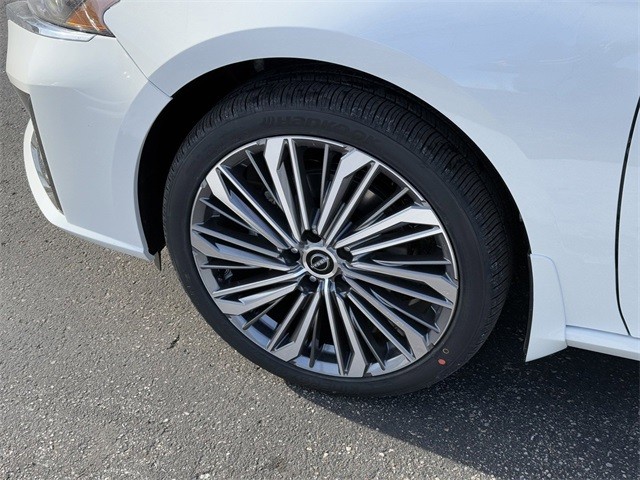 Nissan Altima Vehicle Full-screen Gallery Image 9