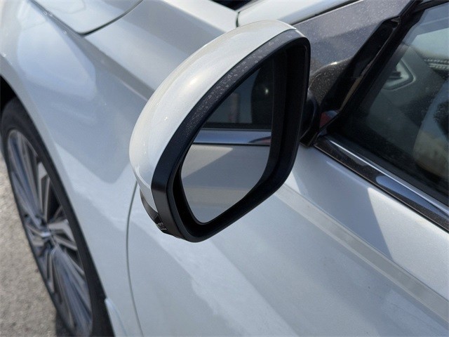 Nissan Altima Vehicle Full-screen Gallery Image 10