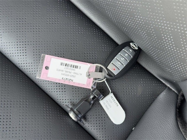 Nissan Altima Vehicle Full-screen Gallery Image 11