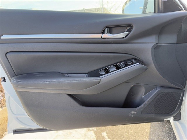 Nissan Altima Vehicle Full-screen Gallery Image 12