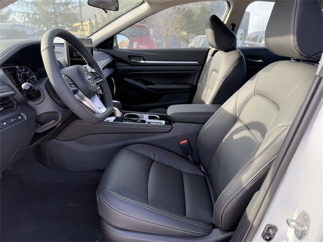 Nissan Altima Vehicle Full-screen Gallery Image 13