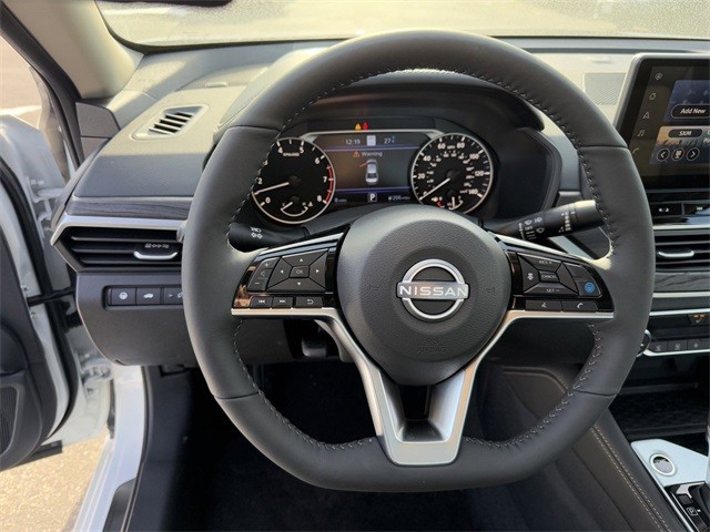 Nissan Altima Vehicle Full-screen Gallery Image 14