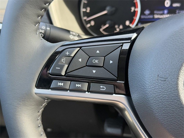 Nissan Altima Vehicle Full-screen Gallery Image 15