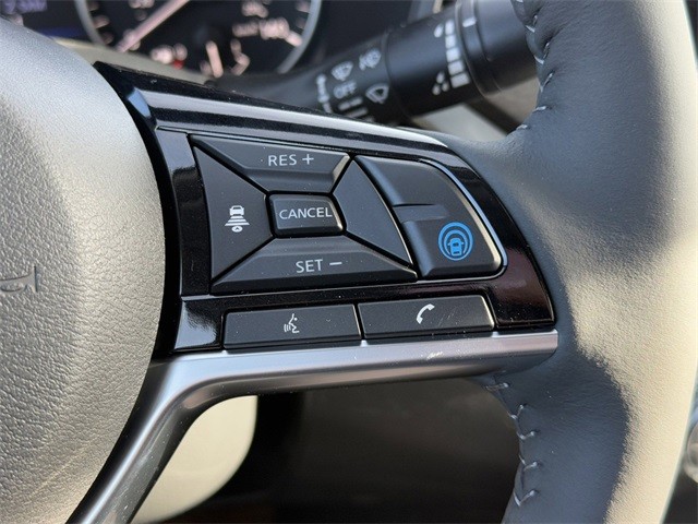 Nissan Altima Vehicle Full-screen Gallery Image 16