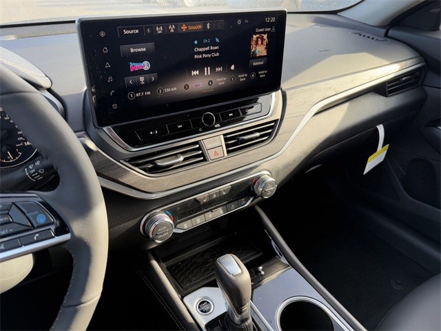 Nissan Altima Vehicle Full-screen Gallery Image 21