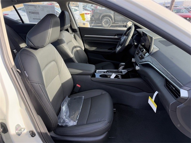 Nissan Altima Vehicle Full-screen Gallery Image 24